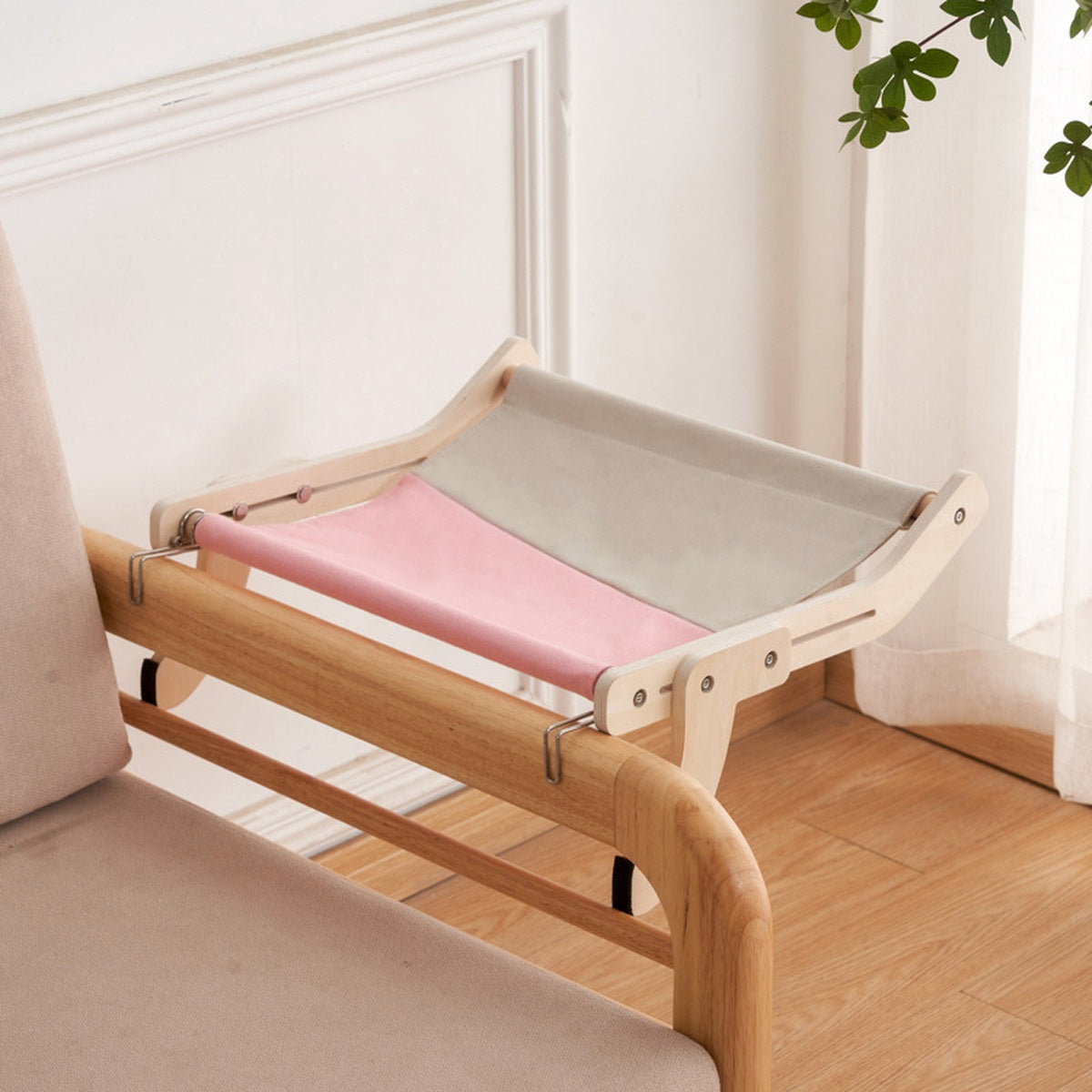 Lumi Perch houten kattenhangbed bevestigd aan een meubelrand