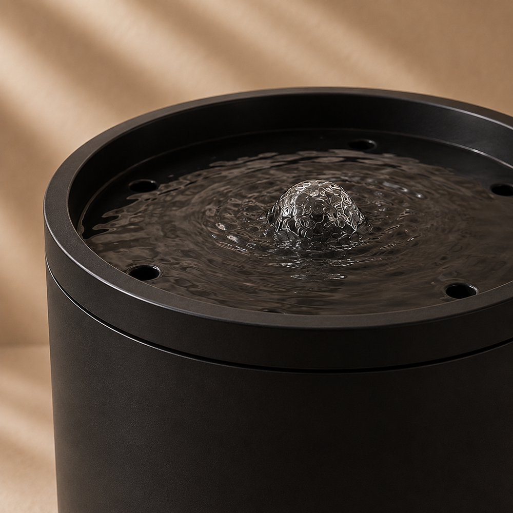 Nami FlowBowl keramische kattenfontein close-up voor onderhoud