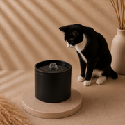 Kat drinkt uit Nami FlowBowl Onyx