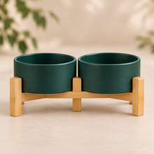 Dubbele groene Kera keramische voerbakken met houten standaard