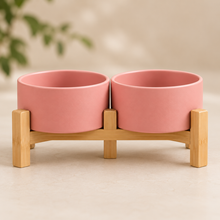 Dubbele roze Kera keramische voerbakken met houten standaard
