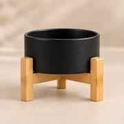 Zwarte Kera keramische voerbak 850 ml met houten standaard