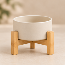 Witte Kera keramische voerbak 850 ml met houten standaard