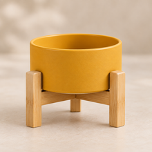 Gele Kera keramische voerbak 850 ml met houten standaard