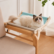 Kat rust op de blauwe Lumi Perch verhoogde kattenhangmat