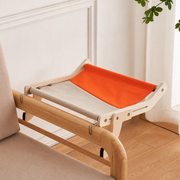 Lumi Perch geel verhoogd kattenhangbed in een warm interieur