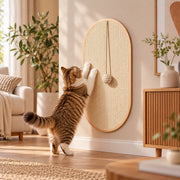 Kiva WallScratcher in een warme woonkamer met krabbende kat