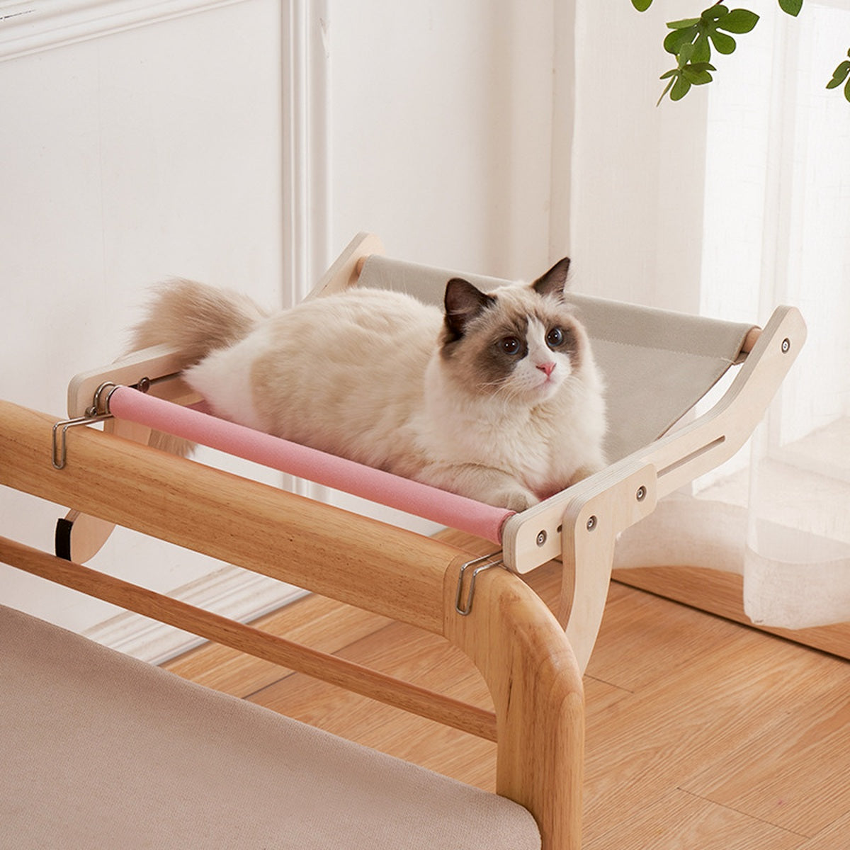 Kat ligt op de Lumi Perch verhoogde houten kattenhangmat